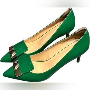 Chic Green Women's Heels with Gold Accent